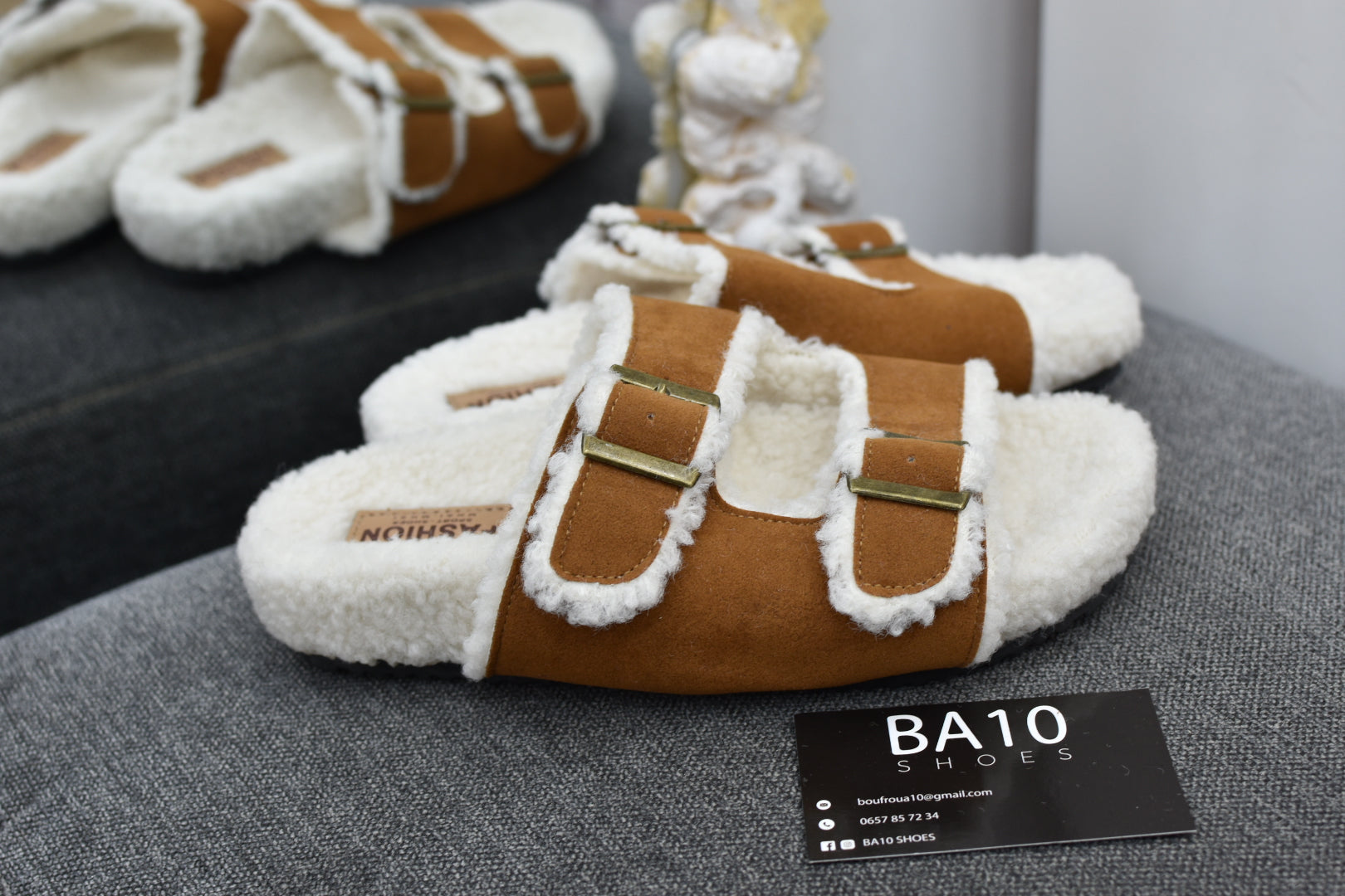 Pantoufle très  chic avec  deux  ceintures